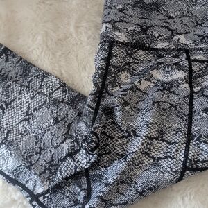 Zyia Active Snakeskin Print Pocket Leggings NWOT  Size 8/10 High Rise Capri